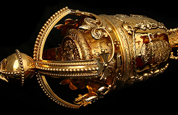 Superior part of the gold Mace in horizontal position