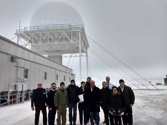 Photo des membres du Comité des affaires étrangères à l’extérieur du site du système d’alerte du Nord à Cambridge Bay.