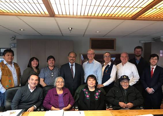 Photo des membres du Comité des affaires étrangères et des membres du conseil tribal des Gwich’in à Inuvik.