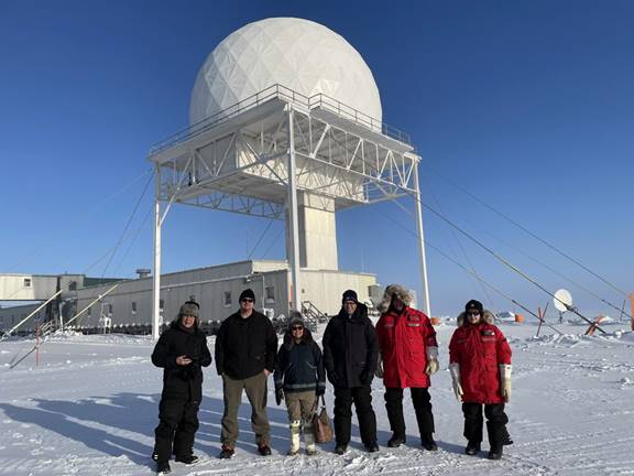 La figure 2 est une photo des membres du Comité permanent des affaires autochtones et du Nord lors de leur visite du Système d’alerte du Nord à Cambridge Bay, au Nunavut.