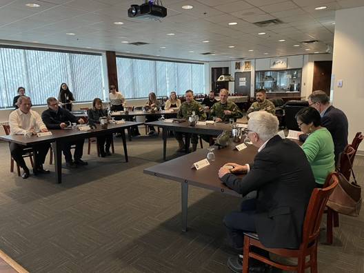 La figure 3 est une photo des membres du Comité permanent des affaires autochtones et du Nord lors de leur visite du quartier général de la Force opérationnelle interarmées (Nord) à Yellowknife, aux Territoires du Nord-Ouest.