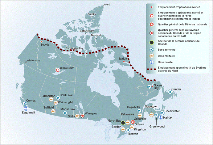 La carte montre le quartier général de la Défense nationale à Ottawa ainsi que les principales bases de l’Armée de terre, de la Marine et de la Force aérienne des Forces armées canadiennes dans le Sud du Canada. Elle localise aussi les principales installations militaires dans l’Arctique, notamment les quatre emplacements d’opérations avancés, le quartier général de la Force opérationnelle interarmées (Nord) à Yellowknife, l’emplacement approximatif de la chaîne de stations radars du Système d’alerte du Nord et d’autres sites militaires dont ceux d’Alert, d’Eureka, de Resolute Bay, de Nanisivik et de Cambridge Bay. En outre, la carte montre l’emplacement des principales installations de la Région canadienne du NORAD au Canada, notamment le quartier général de la 1re  Division aérienne du Canada et de la Région canadienne du NORAD à Winnipeg, et le Secteur de la défense aérienne du Canada à North Bay.